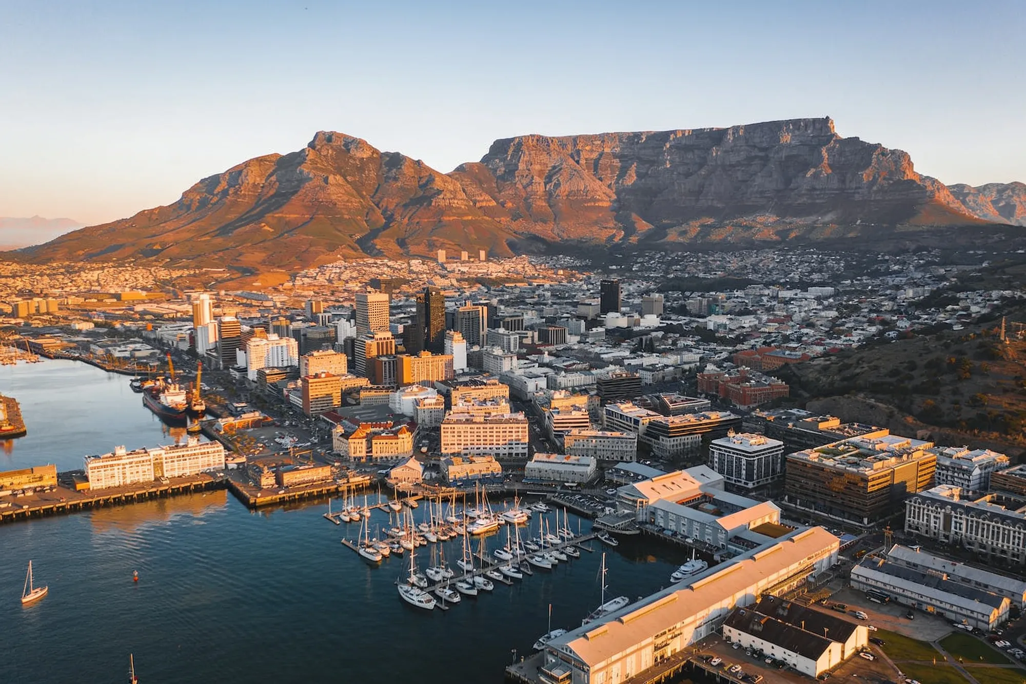 El City Bowl de Ciudad del Cabo y el V&A Waterfront bajo Table Mountain