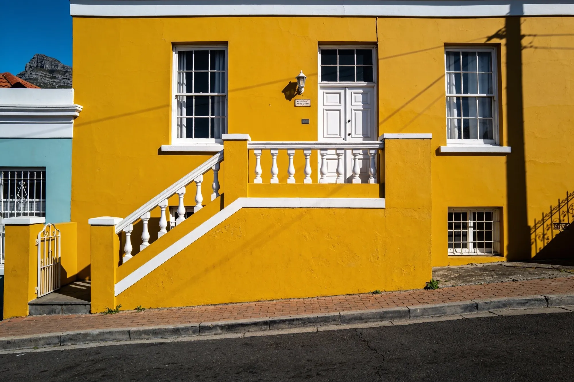 Foto — Una casa amarillo canario y su stoep