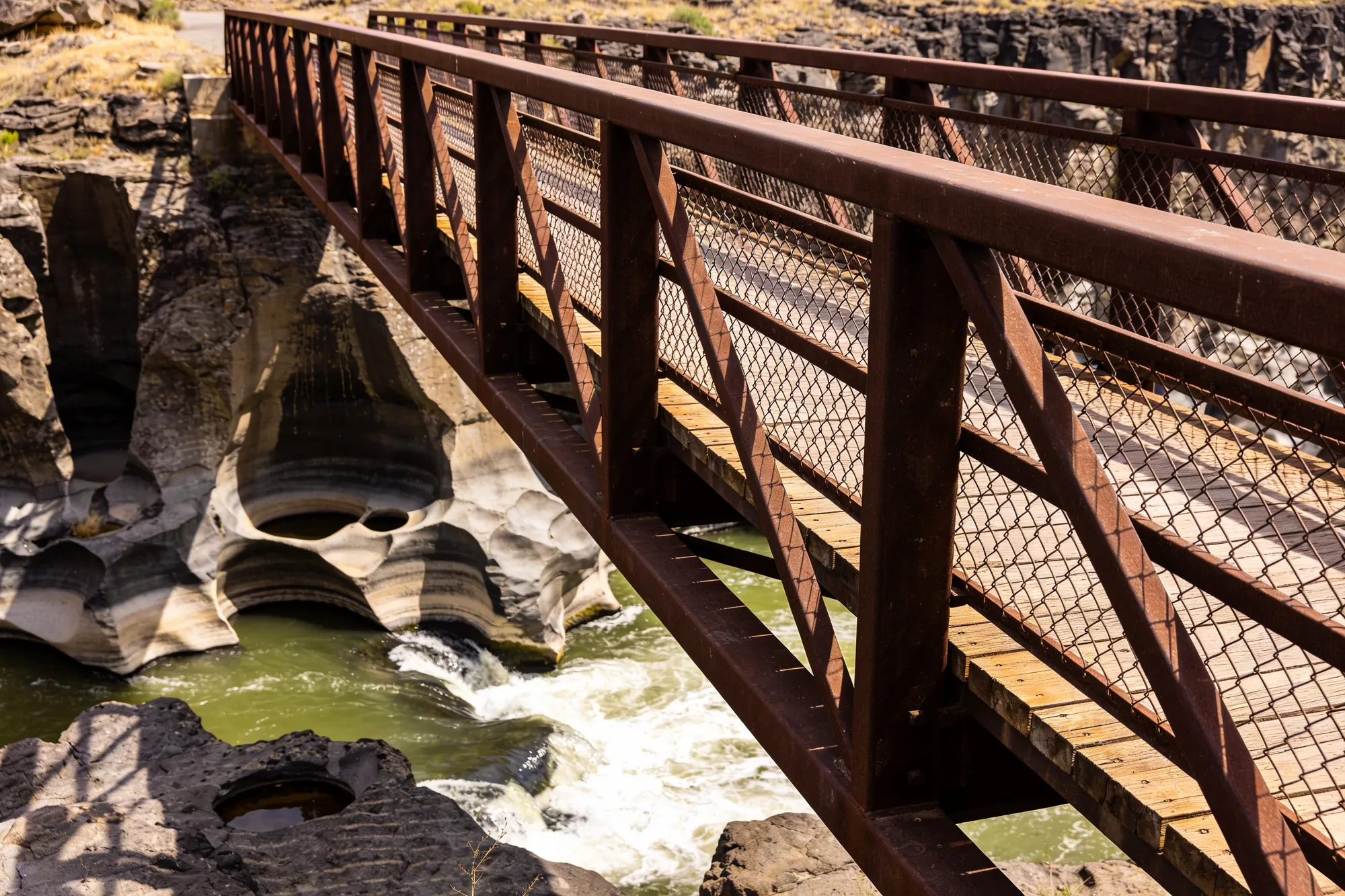 Photo — A footbridge over the gorge