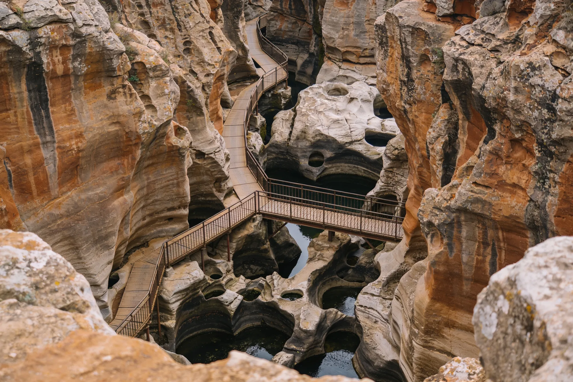 The visitor centre and the canyon