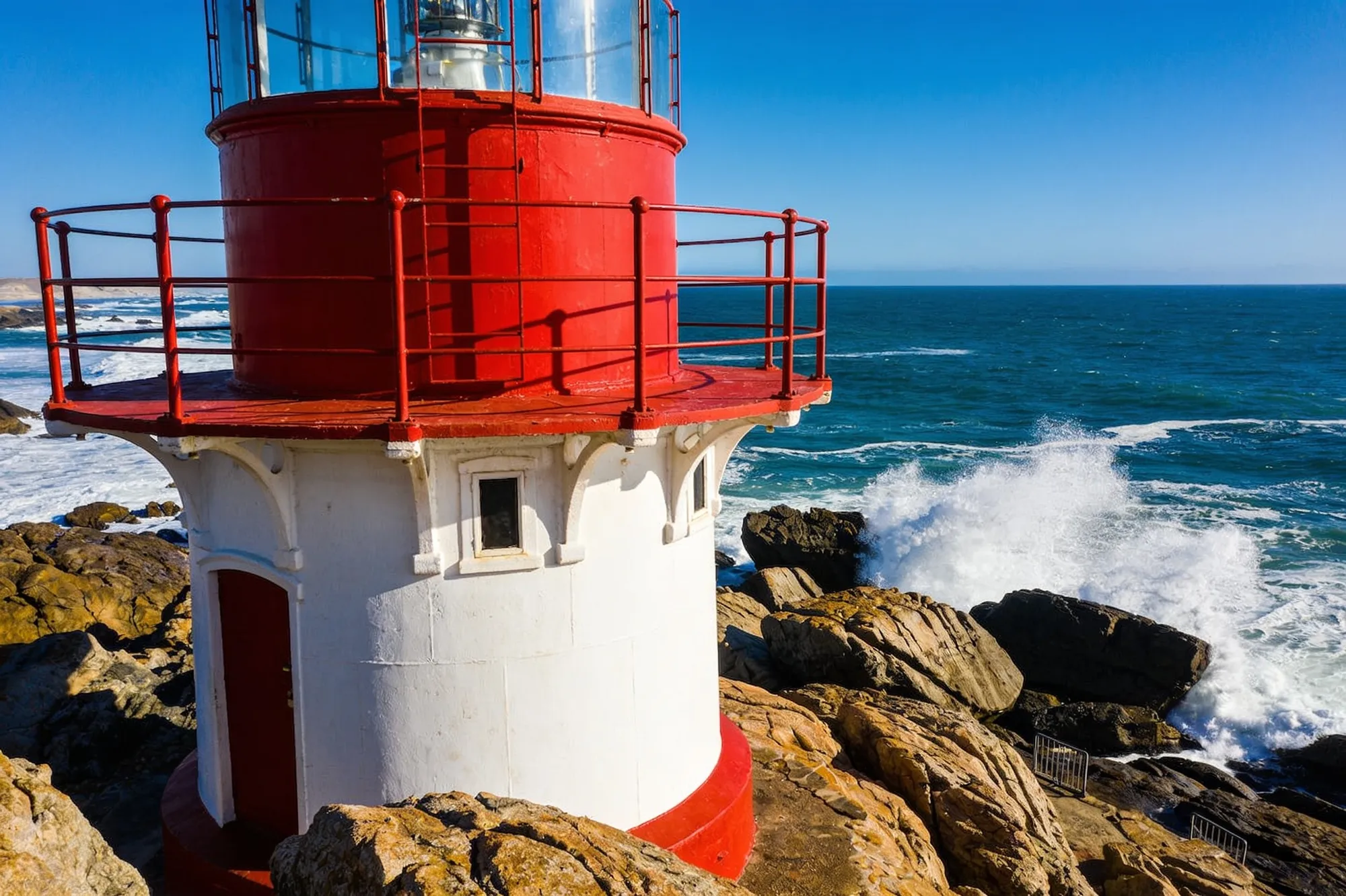 Foto — El faro y la costa