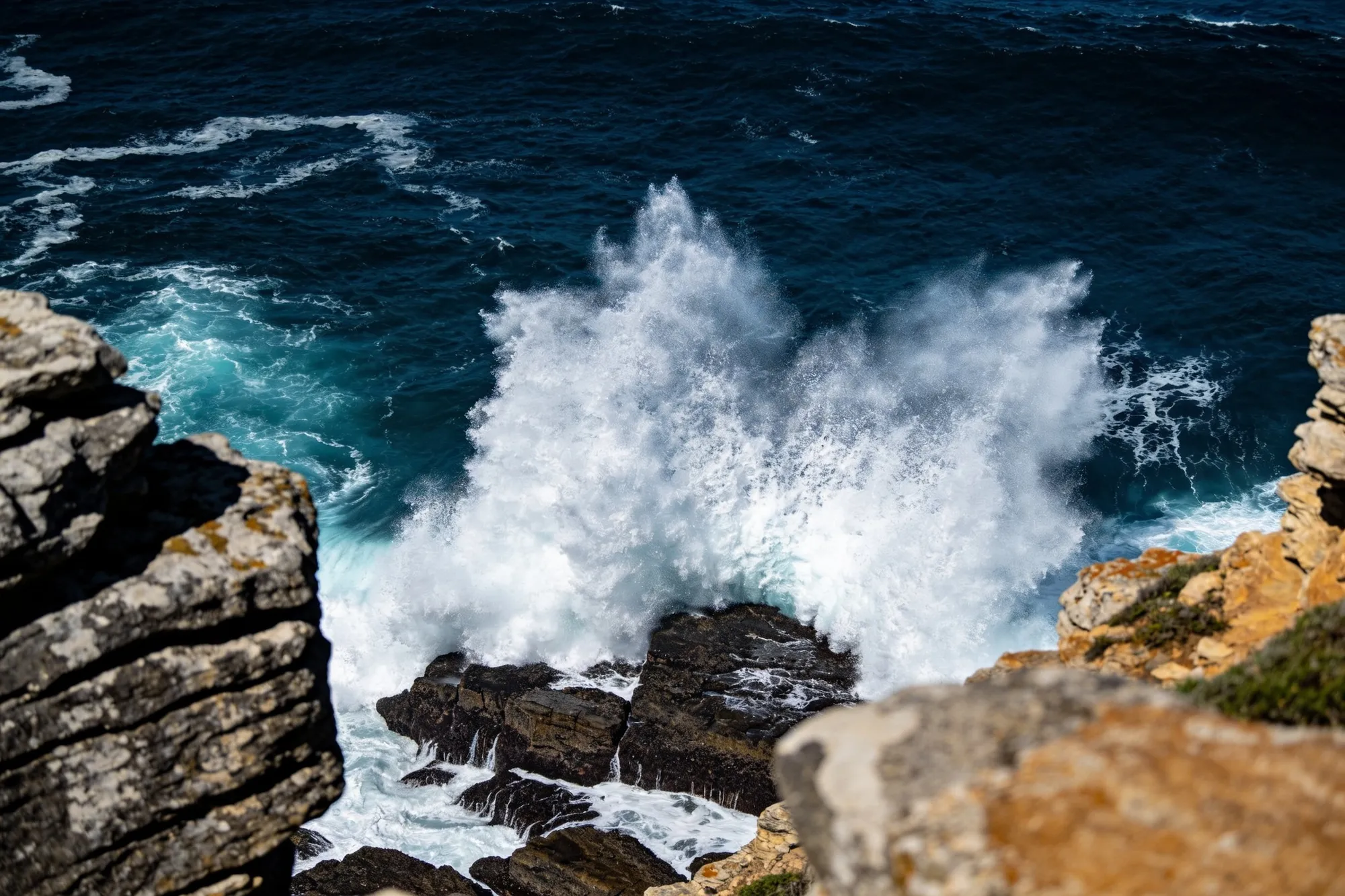 Foto — El oleaje sobre las rocas bajo el cabo