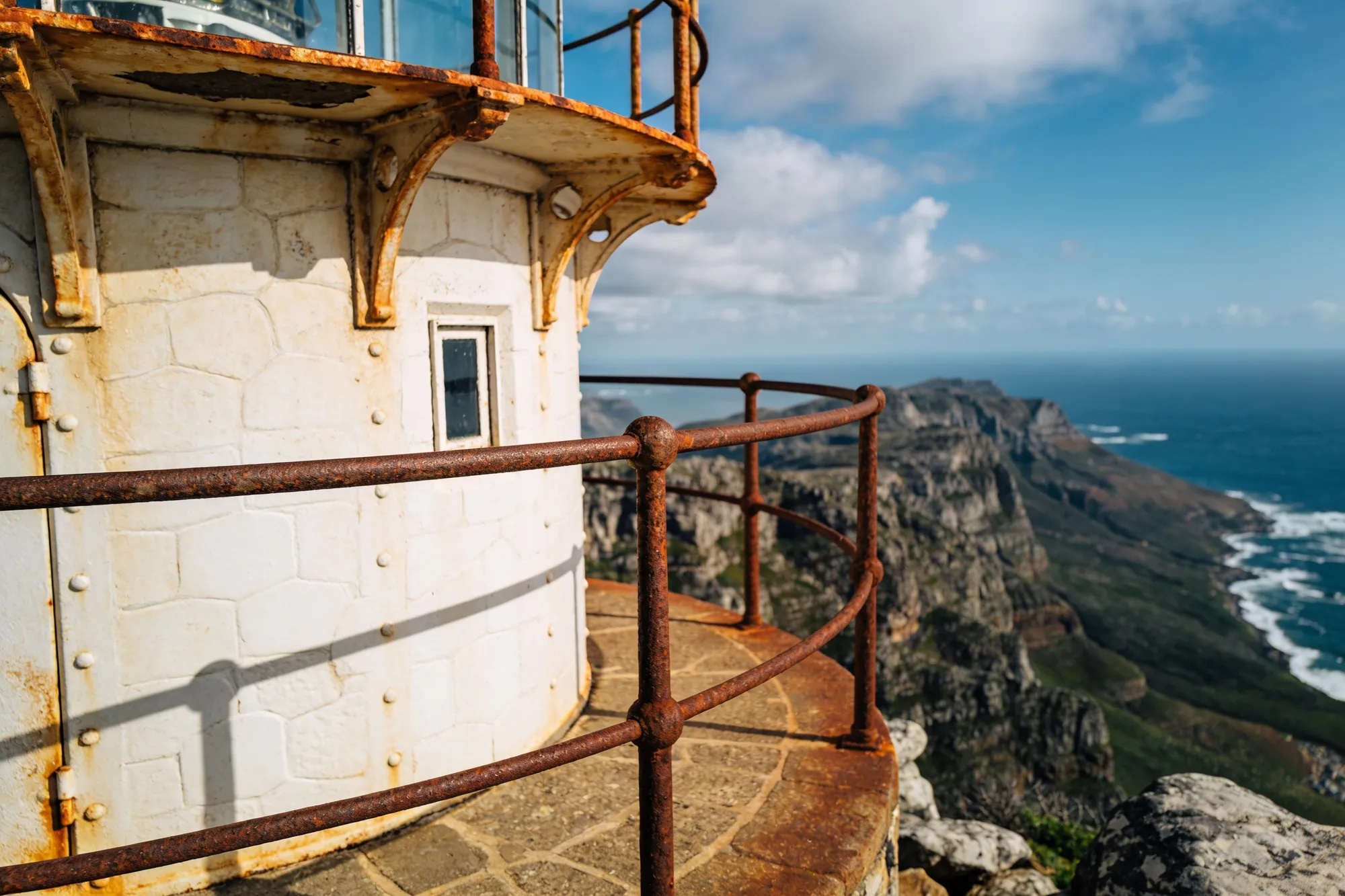 El viejo faro sobre el alto acantilado de Cape Point por encima del mar