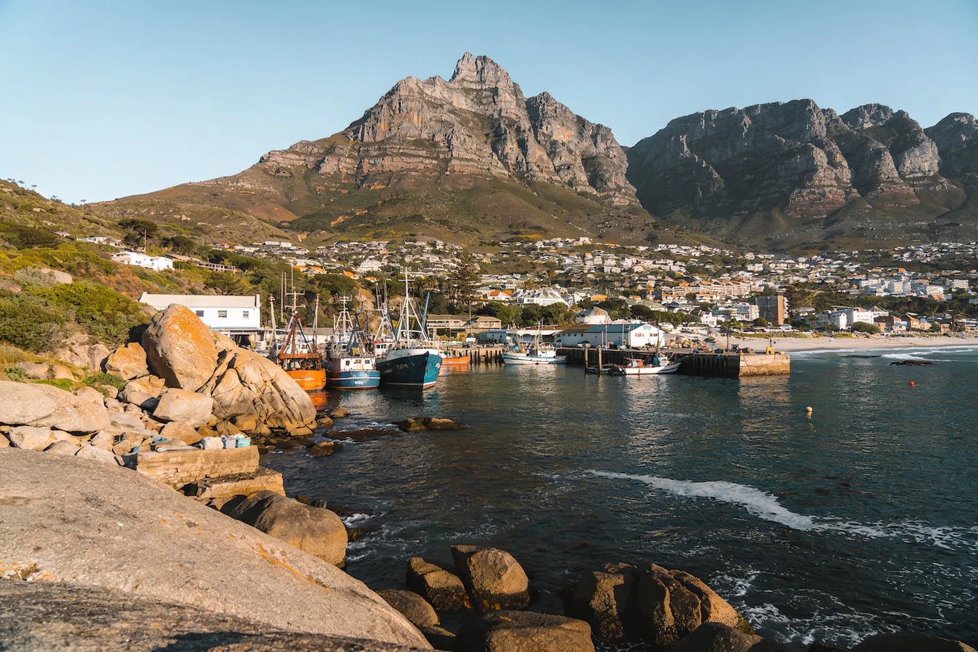 El puerto pesquero de Hout Bay bajo el pico Sentinel, con barcos y montañas