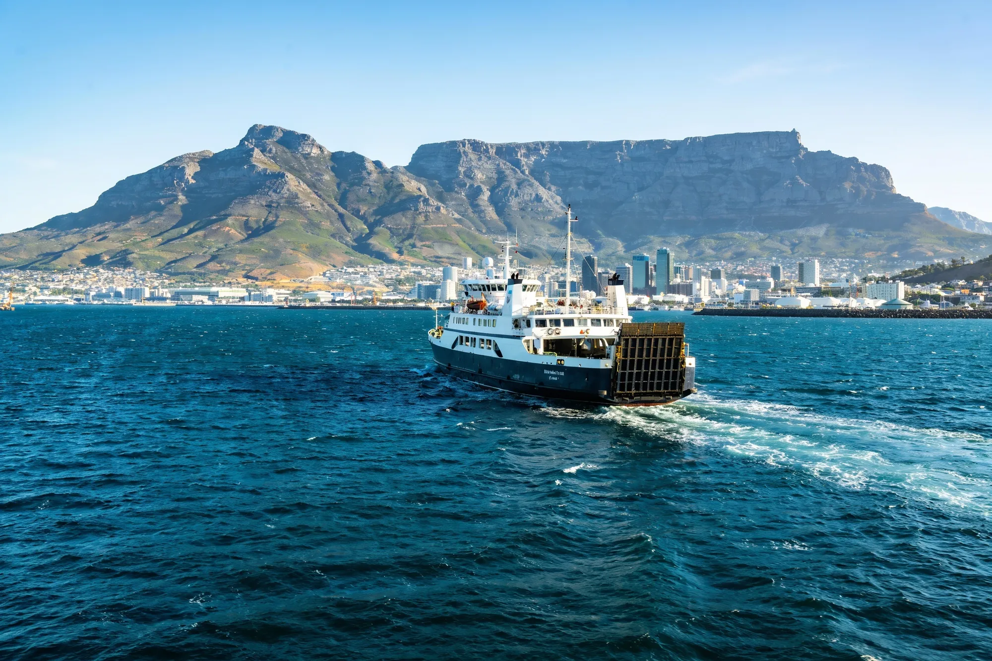Foto — El ferri y la Montaña de la Mesa