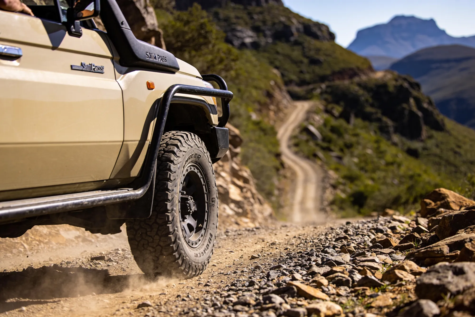 Photo — A 4x4 climbing the pass