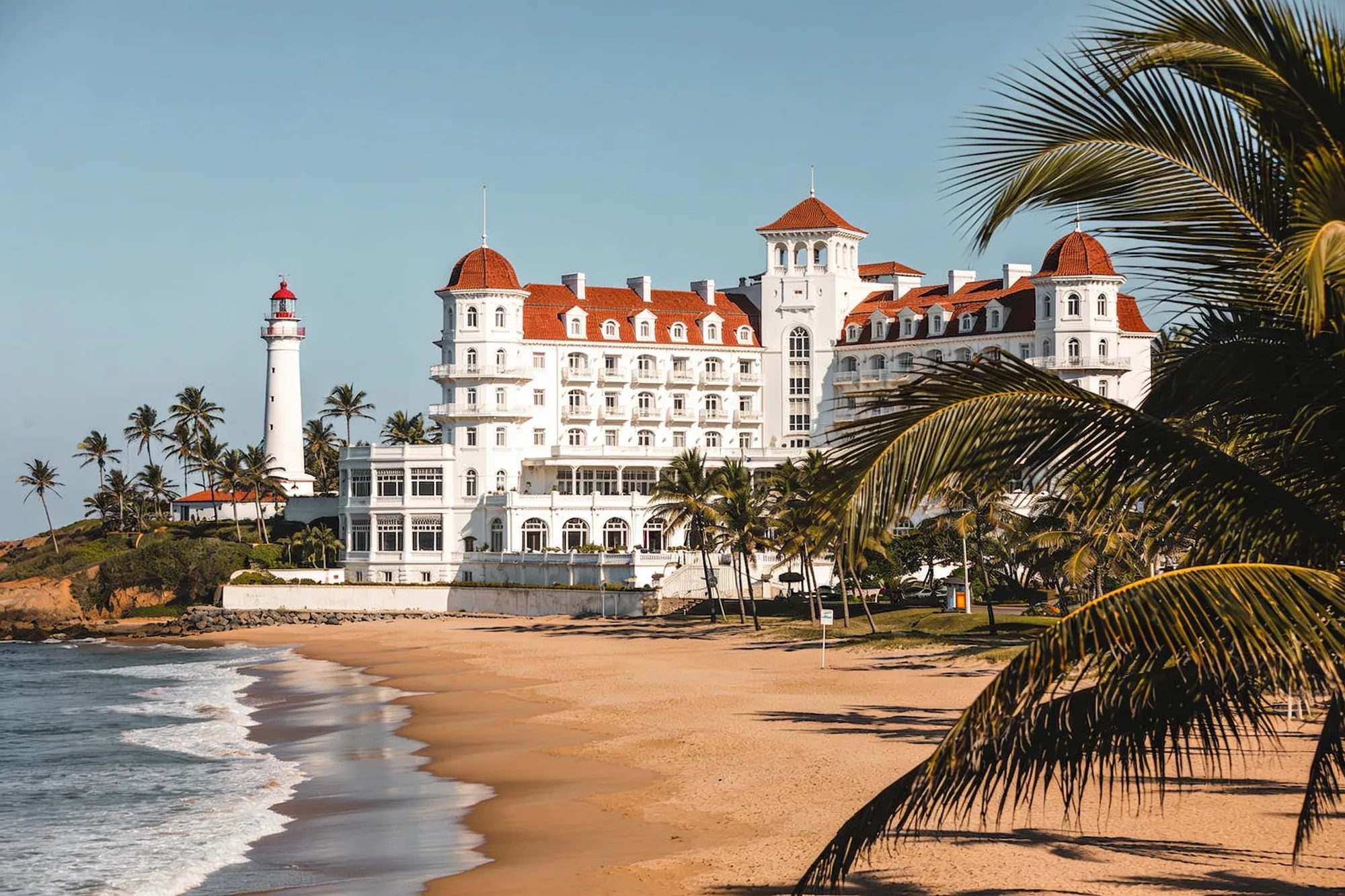 Photo — The Oyster Box hotel above the beach
