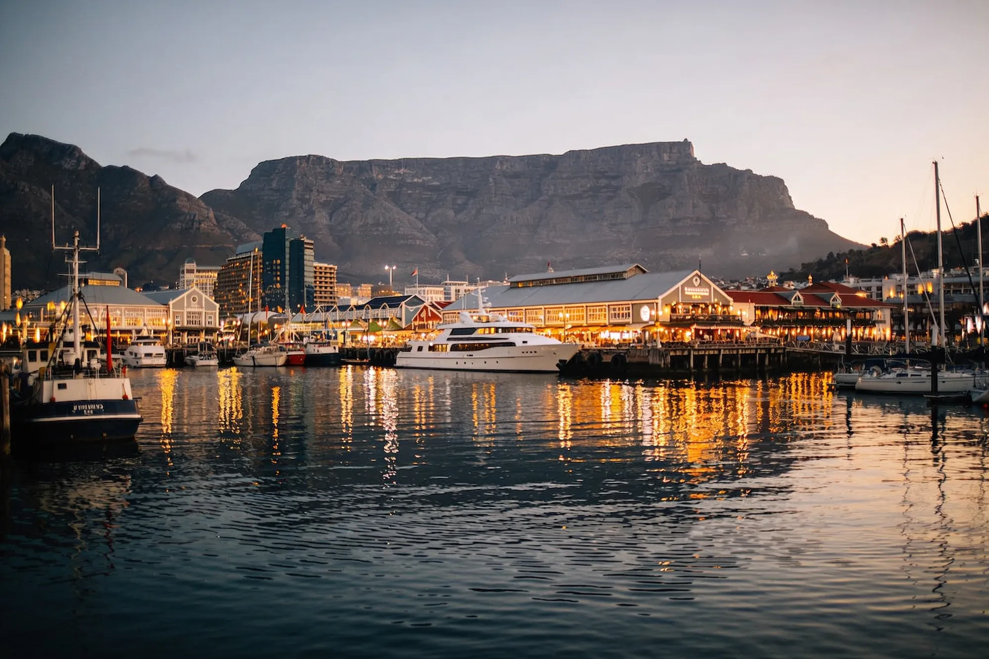 Photo — The harbour and Table Mountain at dusk